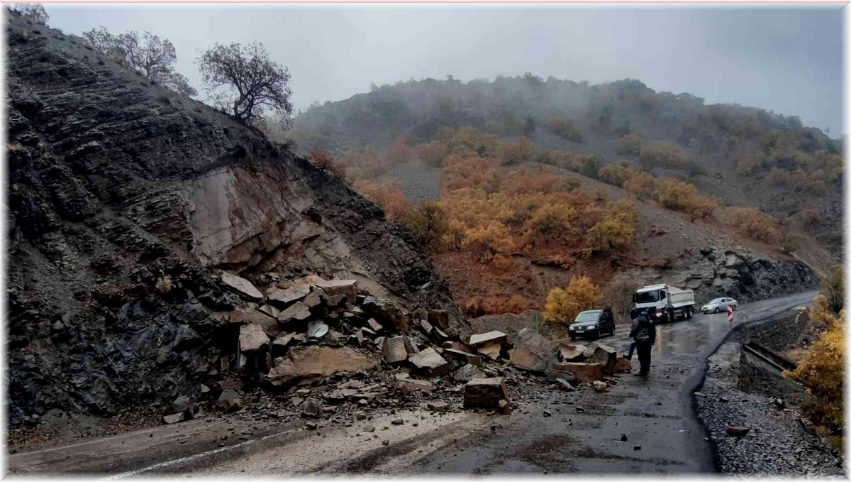 Düşen dev kaya parçaları yolu ulaşıma kapattı