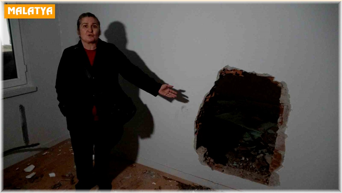 Duvarı delerek girdikleri 10 dairede ne var yok götürdüler