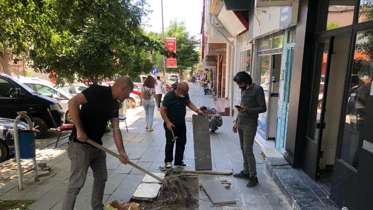 Duyarlı esnaf iş yerlerinin önündeki bozuk kaldırımları yaptı