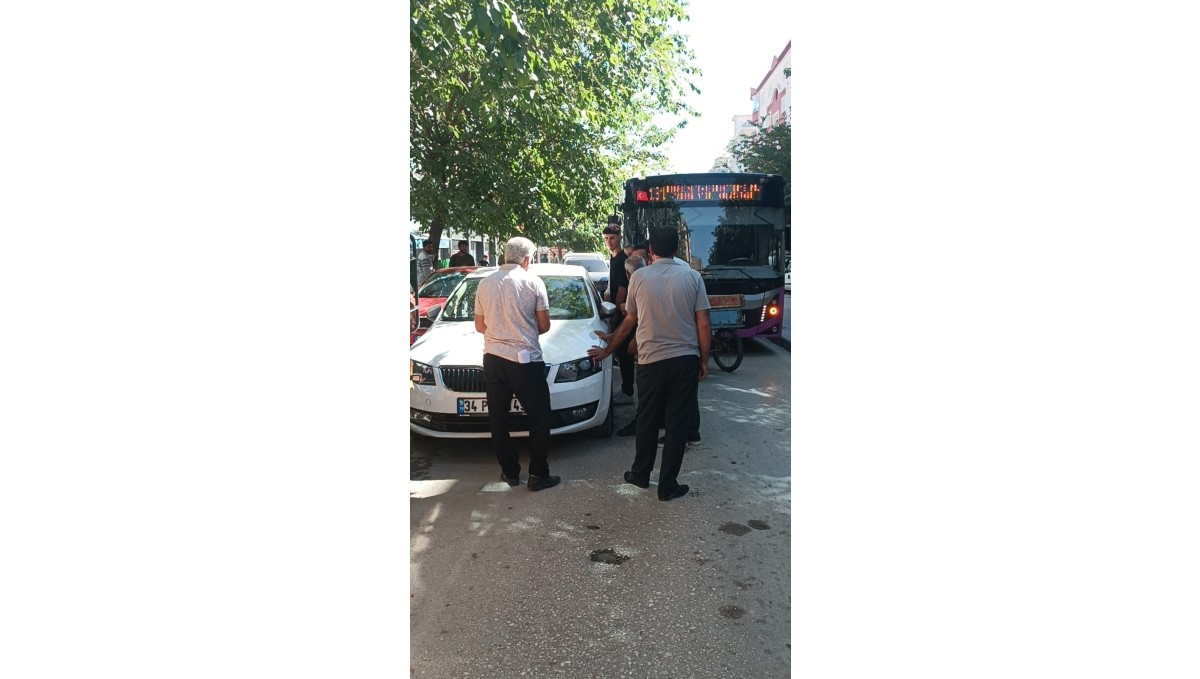 Duyarsız sürücü trafiği kilitledi