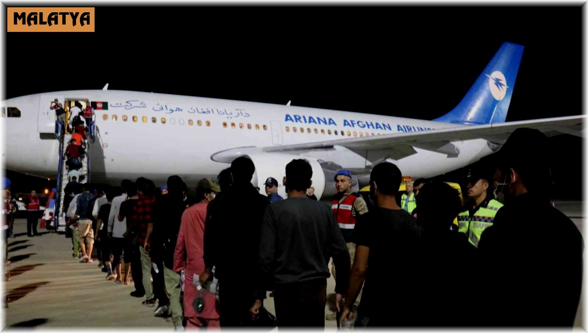 Düzensiz göçmenler sınır dışı ediliyor