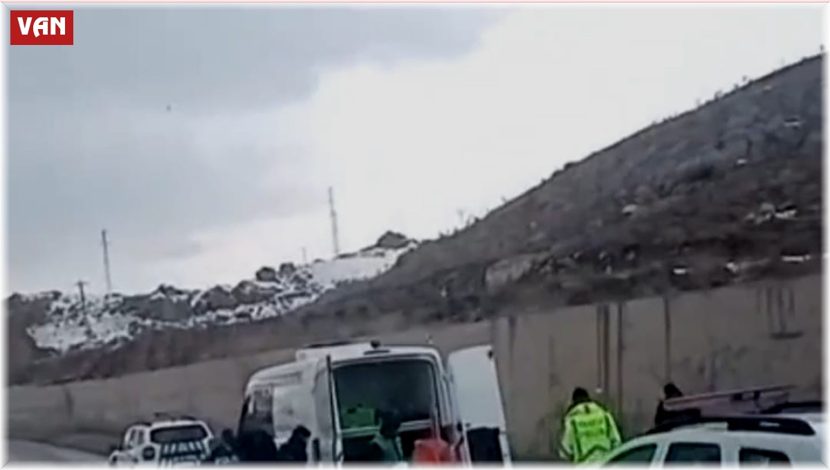 Düzensiz göçmenleri taşıyan araç kaza yaptı: 2 ölü, 6 yaralı