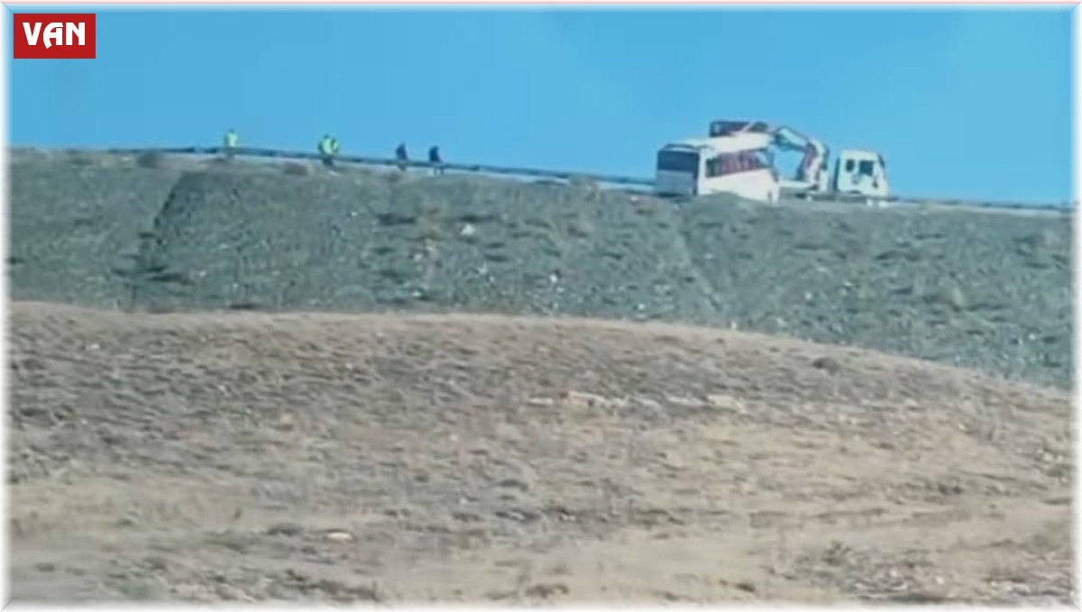 Düzensiz göçmenleri taşıyan midibüs takla attı: 5 ölü, 21 yaralı