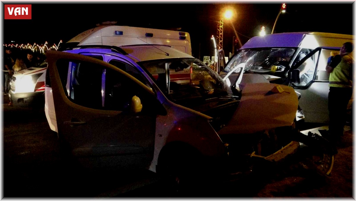 Düzensiz göçmenleri taşıyan minibüs kamyonete çarptı: 1 ölü, 13 yaralı