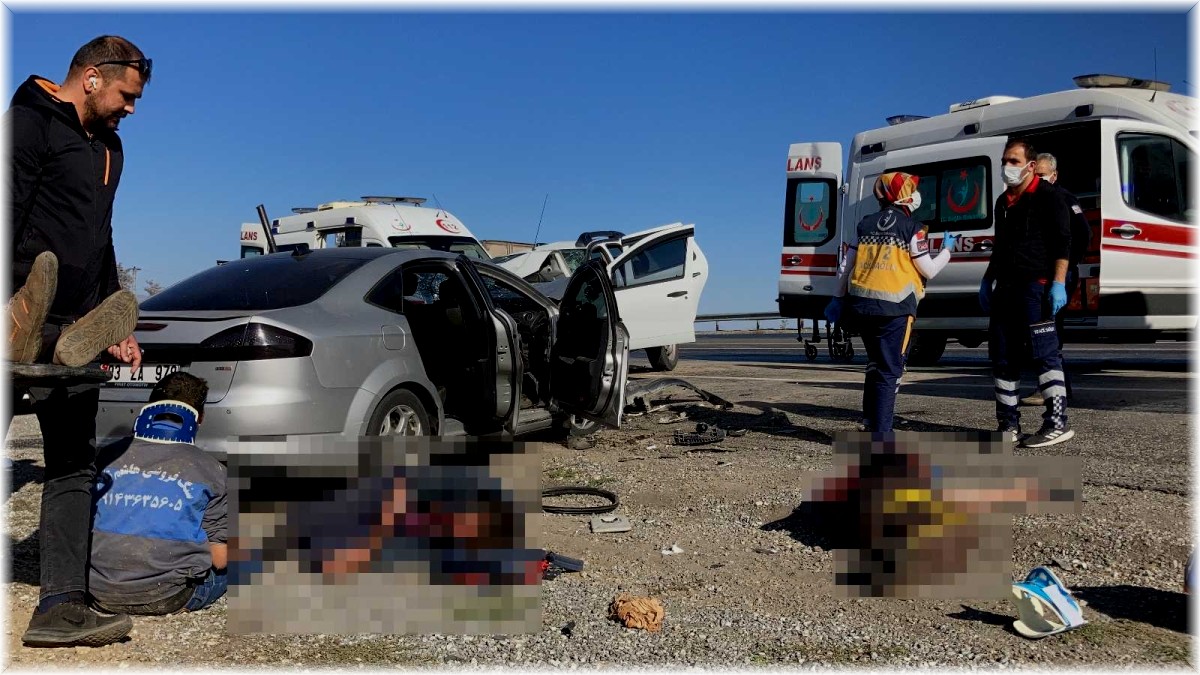 Düzensiz göçmenleri taşıyan otomobille cip çarpıştı: 1 ölü, 13 yaralı