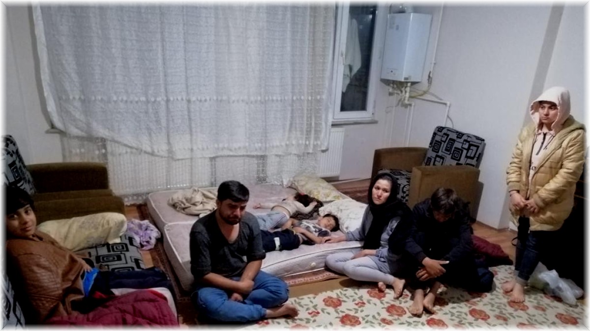 Düzensiz göçmenleri zorla tutan 3 İranlı tutuklandı