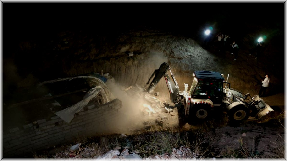 Düzensiz göçmenlerin yerleştirildiği şok evler yıktırıldı