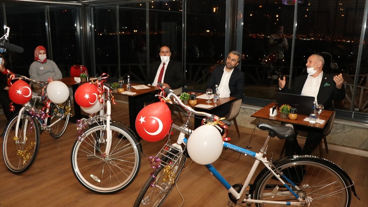 Edremit Belediyesi'nden 'Bayram Şenliği' yarışmasına katılanlara bisiklet