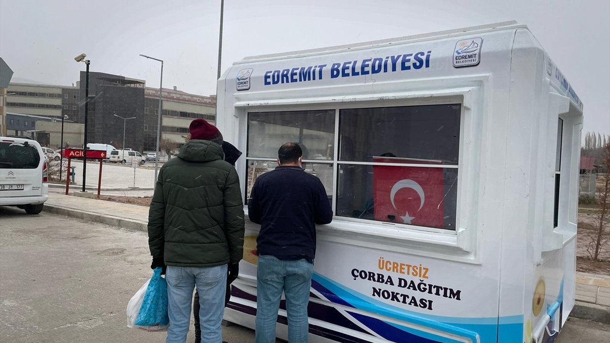 Edremit Belediyesinden vatandaşlara ve hasta yakınlarına çorba ikramı