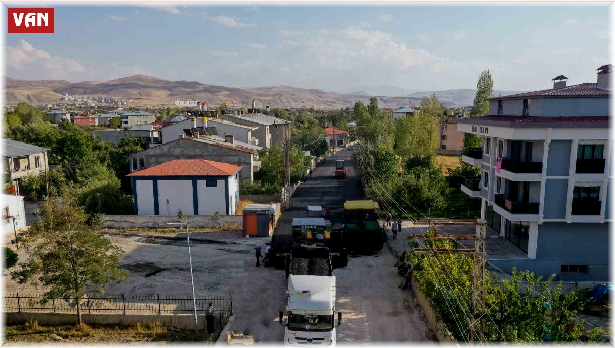 Edremit'te asfalt çalışmalarını sürdürüyor