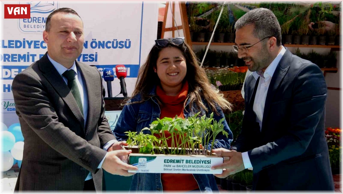 Edremit'te çiftçilere 250 bin sebze fidesi dağıtıldı