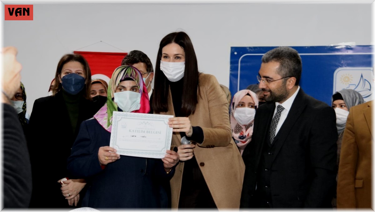 Edremit'te 'Meslek Edindirme Kursları' sertifika töreni