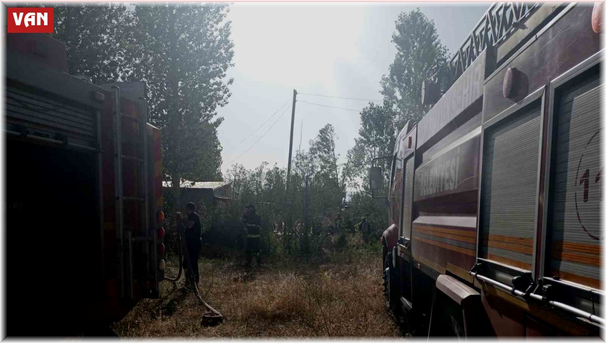 Edremit'te samanlık yangını