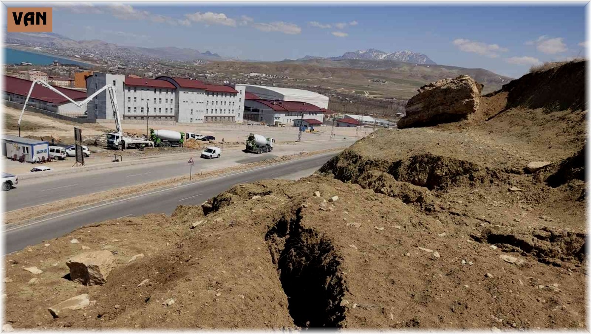 Edremit TOKİ yolu heyelan tehlikesine karşı kapatıldı