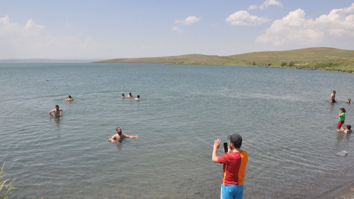 Ege ve Akdeniz sahilleri değil 'Çıldır Gölü'