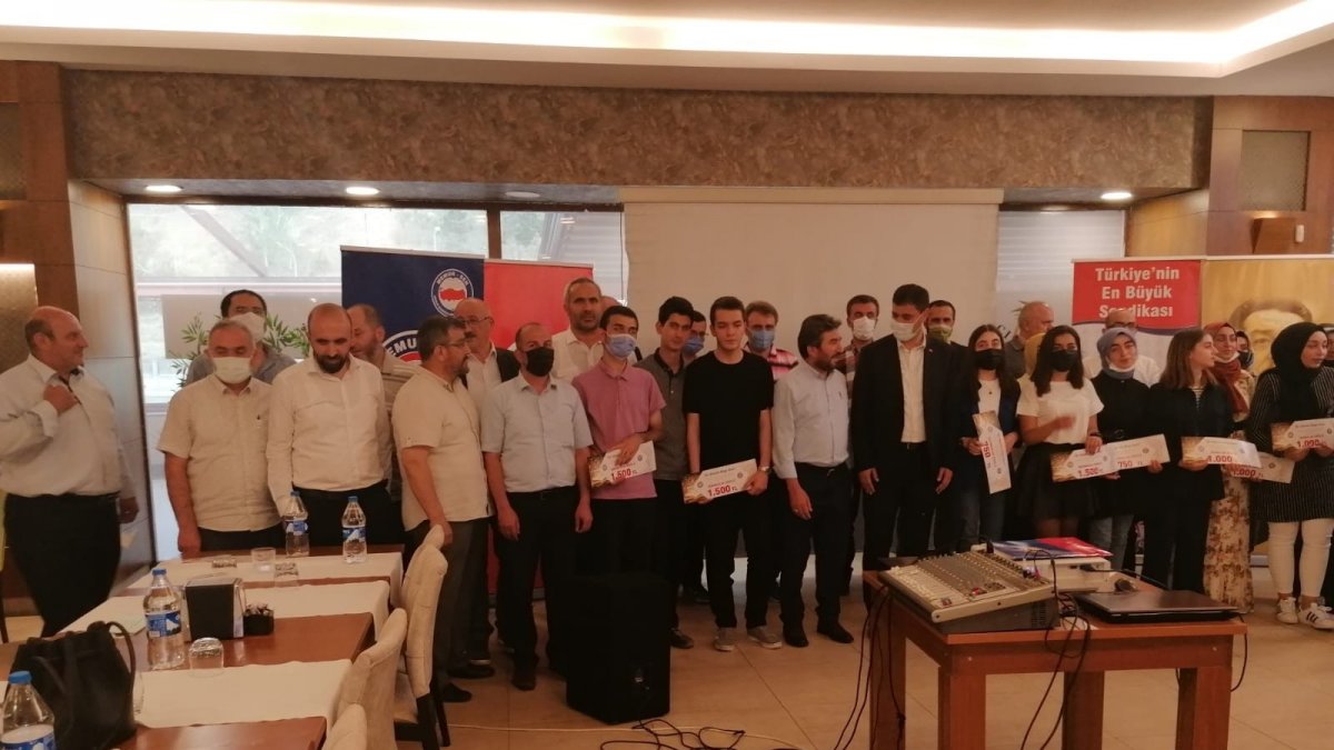 Eğitim-Bir-Sen lise öğrencilerine ödül yağdırdı