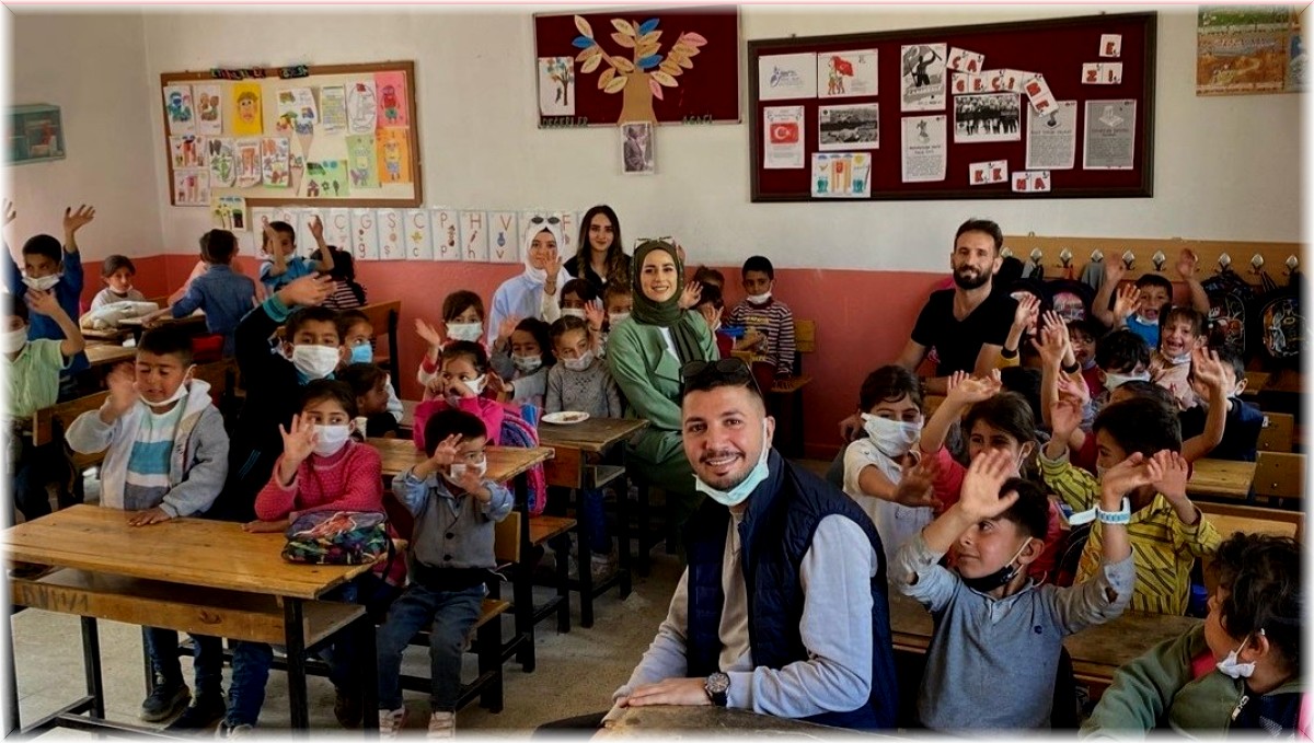 Eğitim gönüllülerinden yüzleri gülümseten hareket