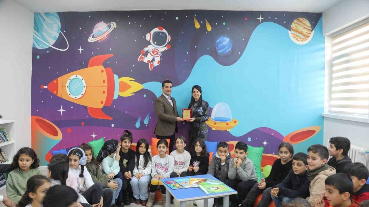 Eğitim gönüllüsünden Genç'teki okula kütüphane