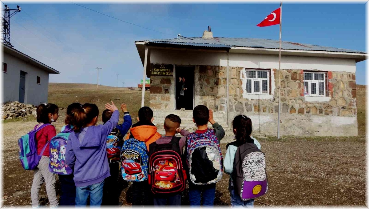 Eğitim meleği Canan öğretmen, çocuk ve kadınların gönlüne dokunuyor