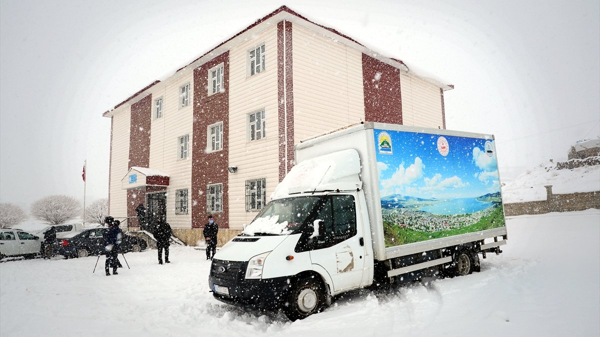 Eğitim neferleri, karlı yolları aşarak öğrencilerin canlı derslere katılmalarını sağlıyor