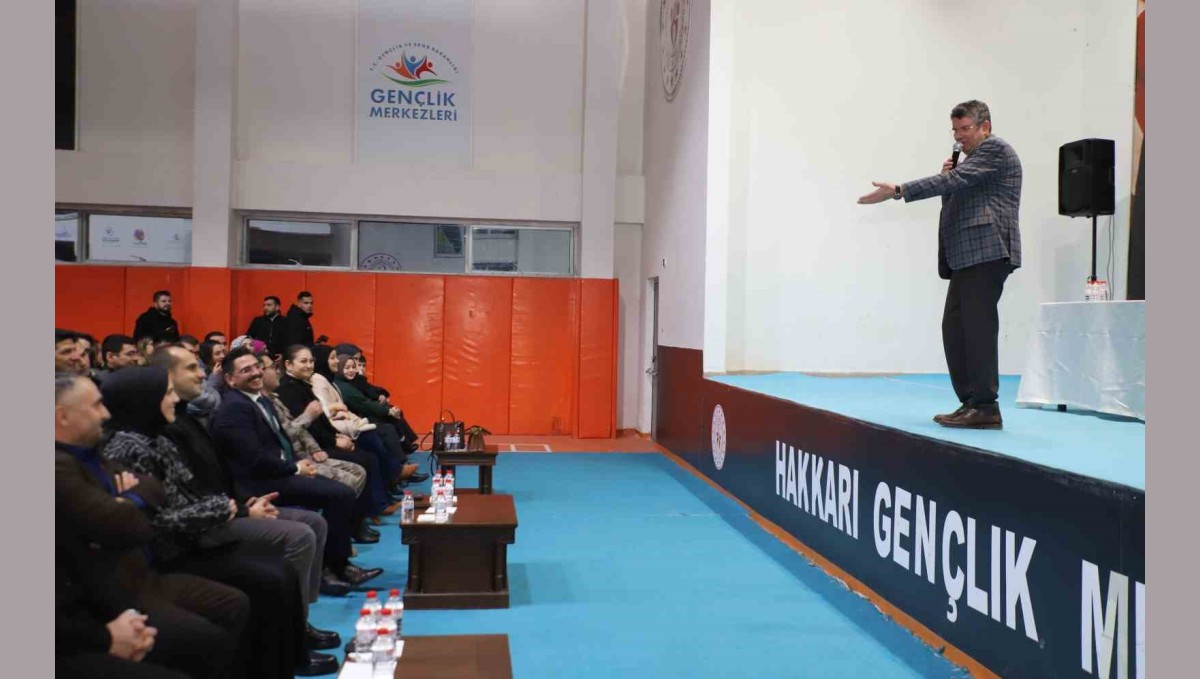 Eğitimci-Yazar Kapaklıkaya Hakkari'de söyleşi düzenledi