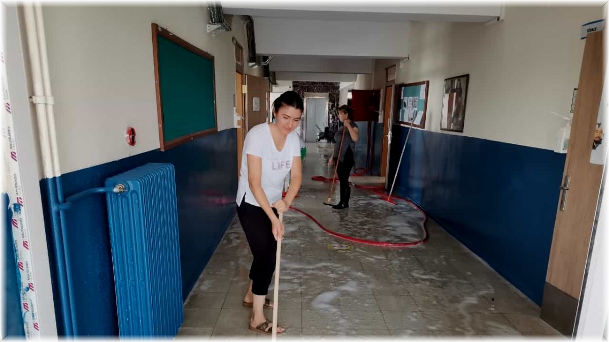Eğitimciler kolları sıvayıp okullarını temizledi