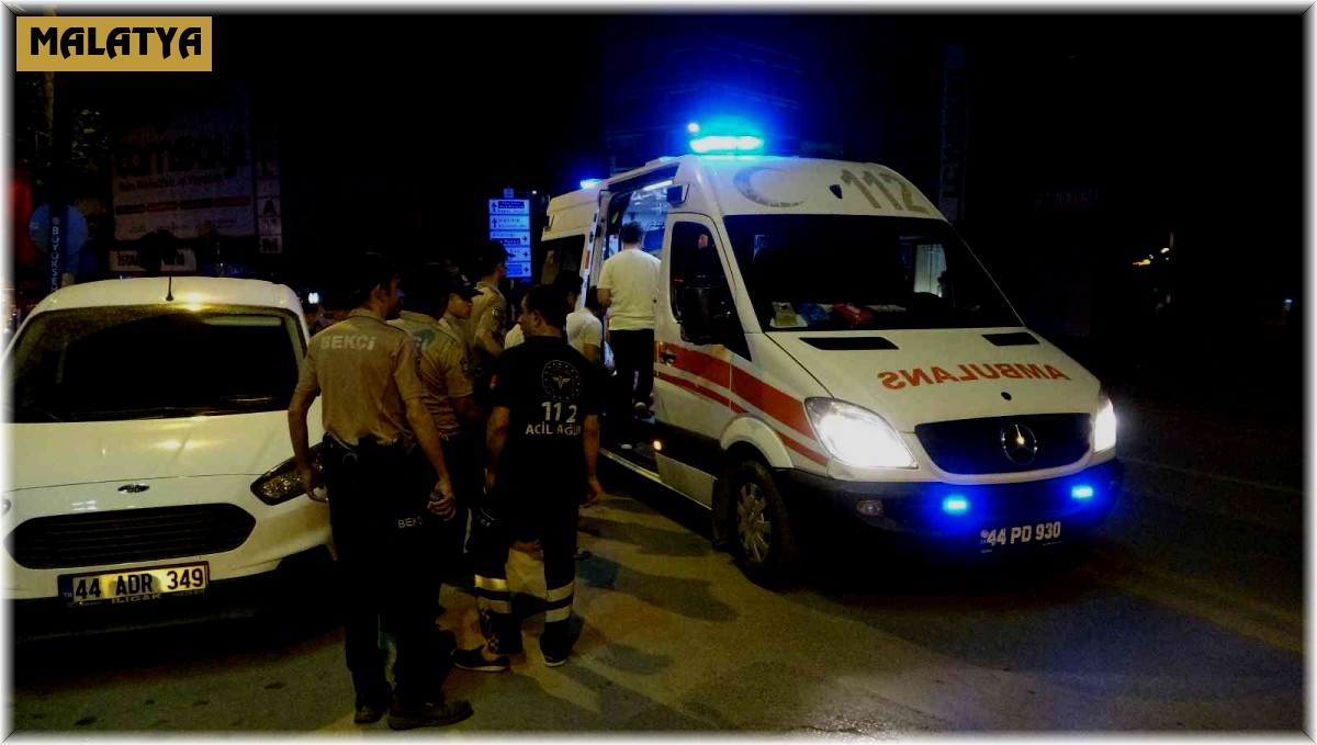 Eğlence merkezinde bıçaklı kavga: 3 yaralı