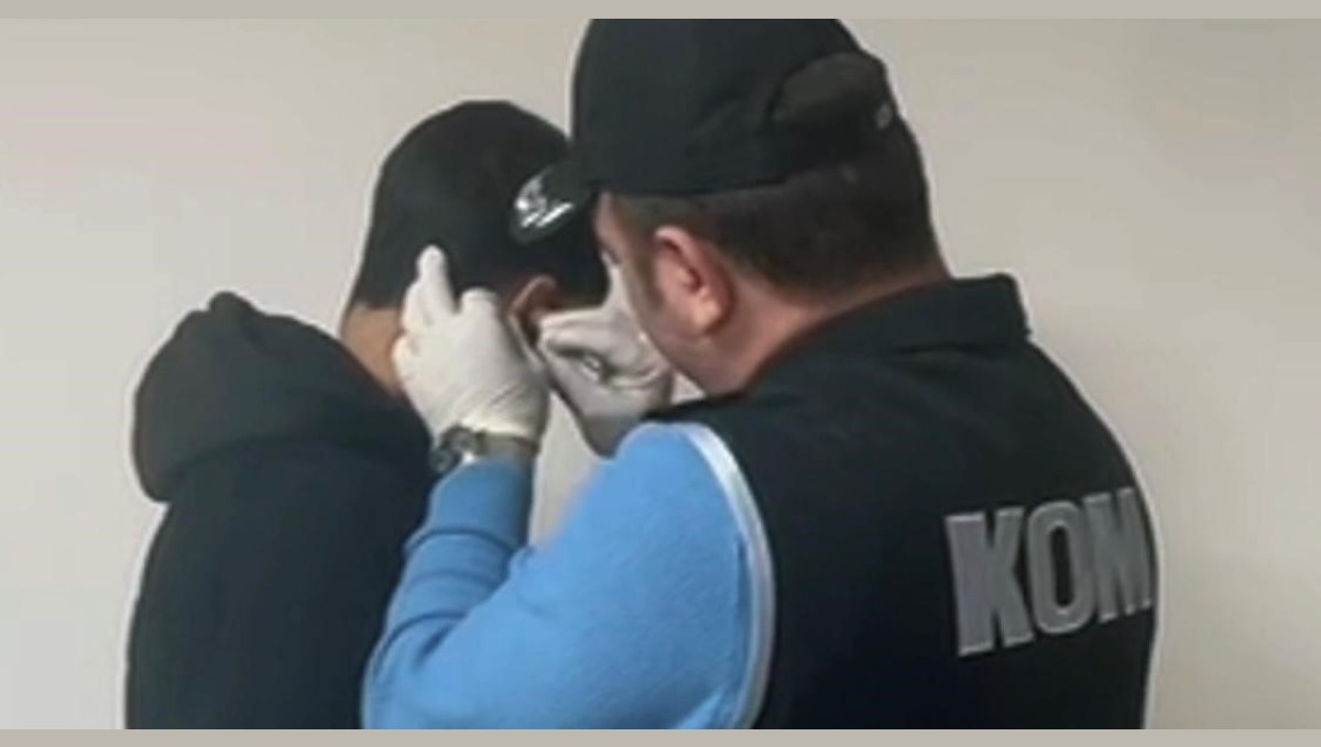 Ehliyet sınavında özel düzenekli kopyaya gözaltı