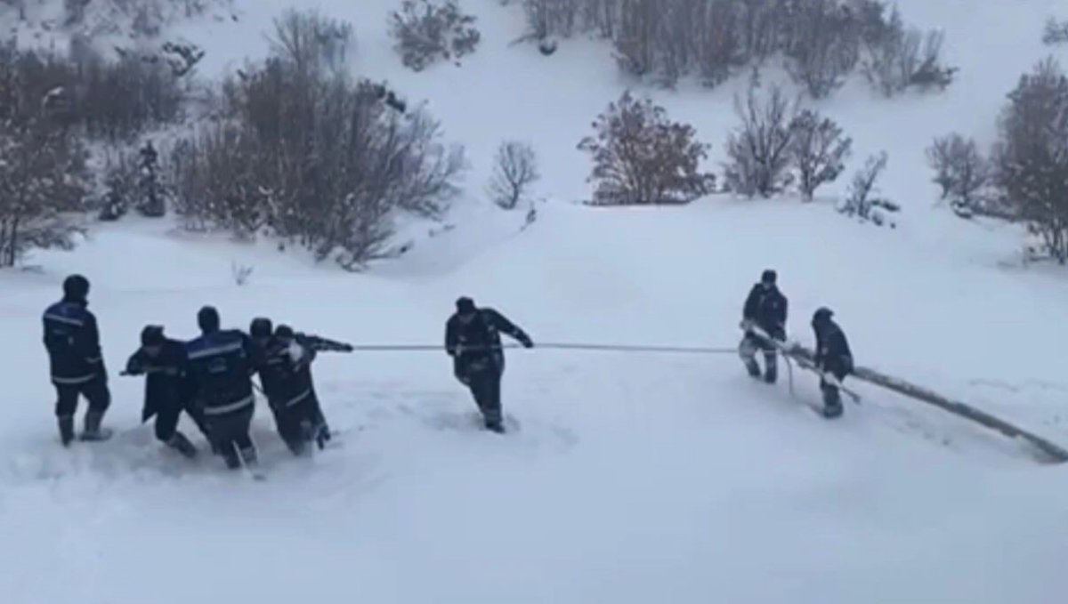 Ekipler enerji için seferber oldu: Kar içerisinde zorlu mücadele