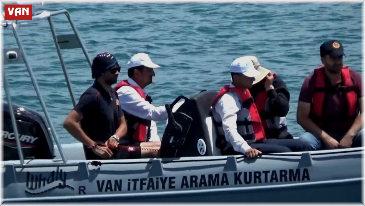 Ekipler ile oğlunun kaybolduğu yerdeki aramalara katıldı