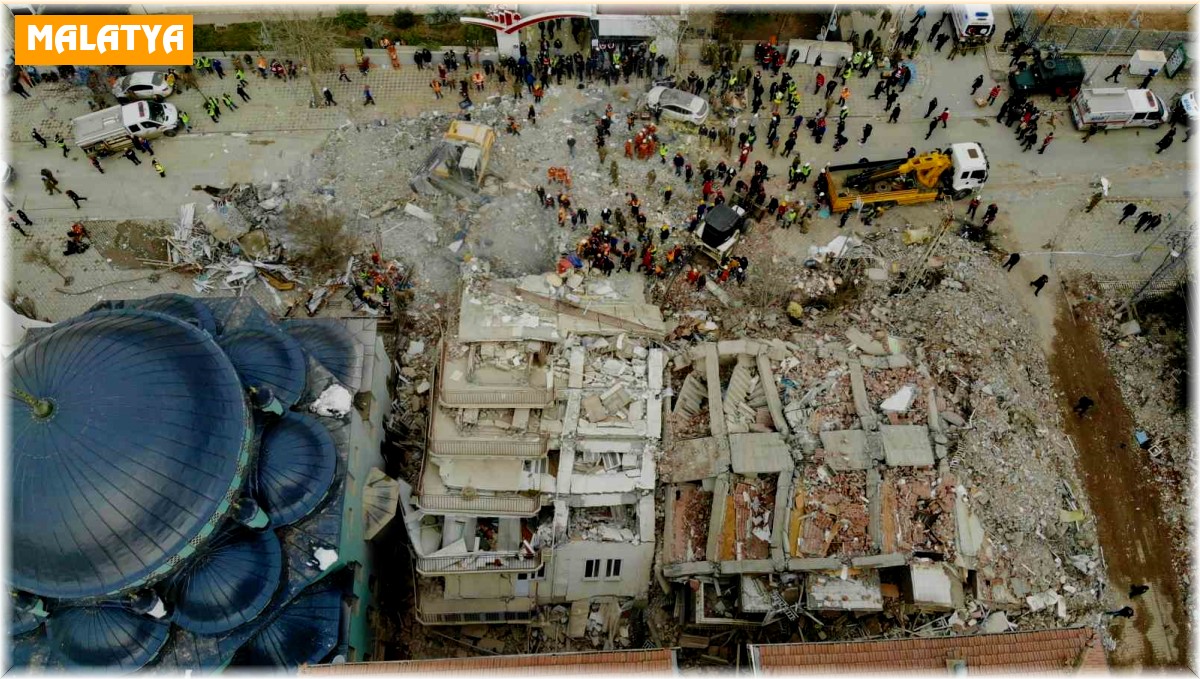 Ekiplerin enkaz altında kalan vatandaşları kurtarma çalışması havadan görüntülendi