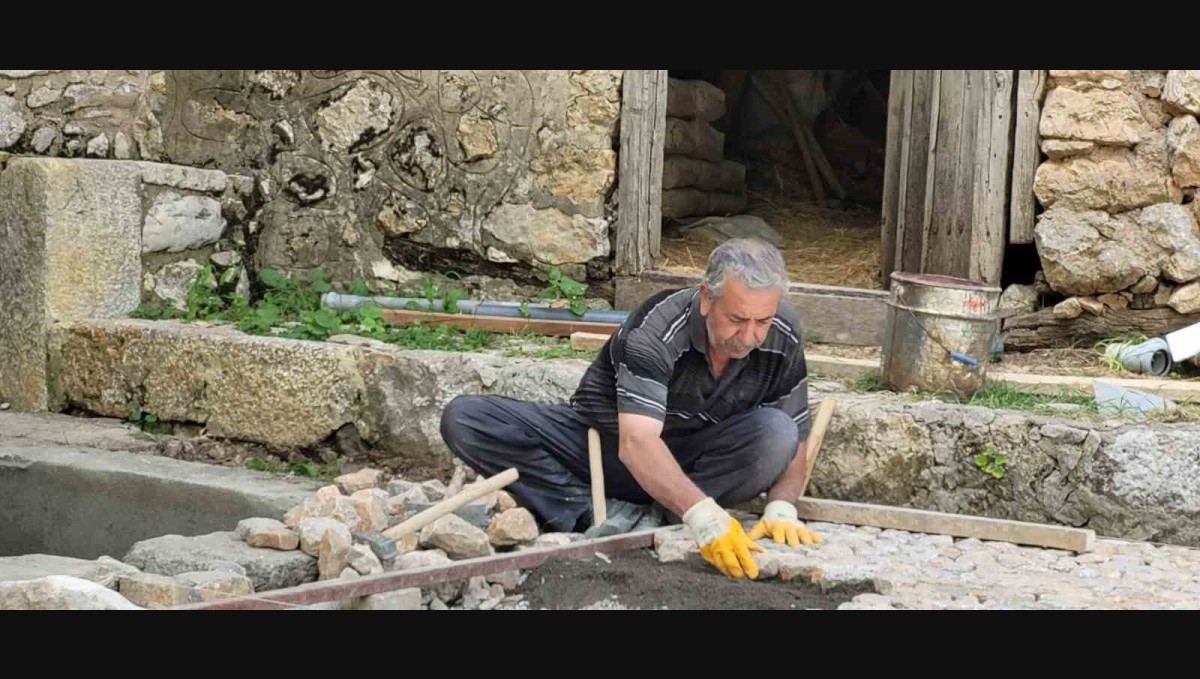 Ekmeğini 45 yıldır taştan çıkarıyor
