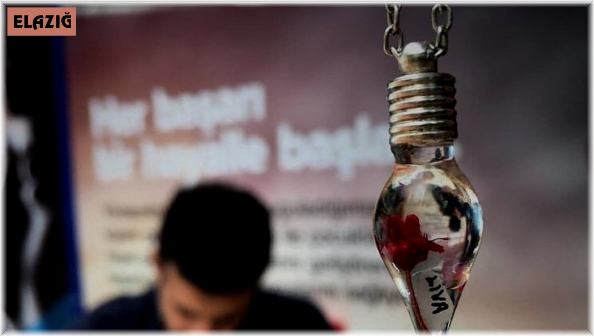 Ekmeğini pirinç tanelerinden kazanıyor