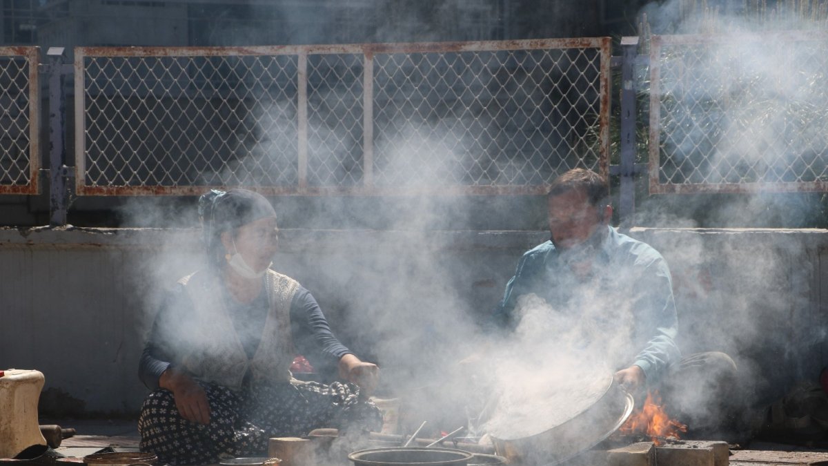 Ekmek parası için ateş başında ter döküyorlar