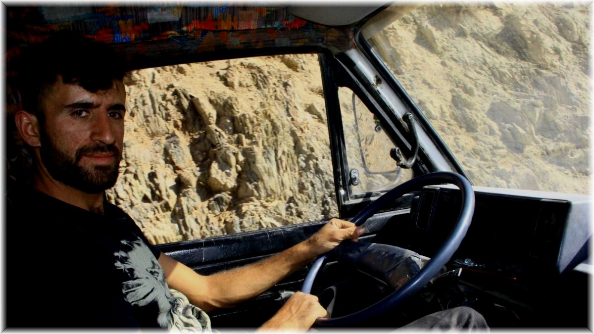 Ekmek parası için tehlikeli yollardan geçiyor