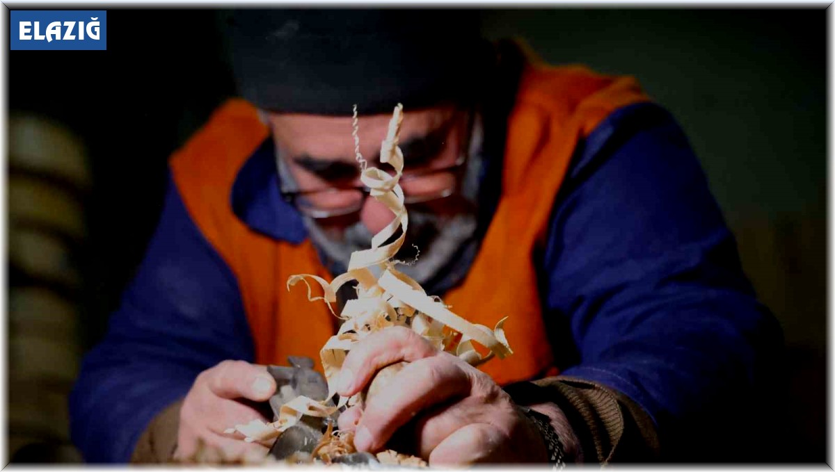 Ekmek teknesinde 25 yıldır ahşaba şekil veriyor