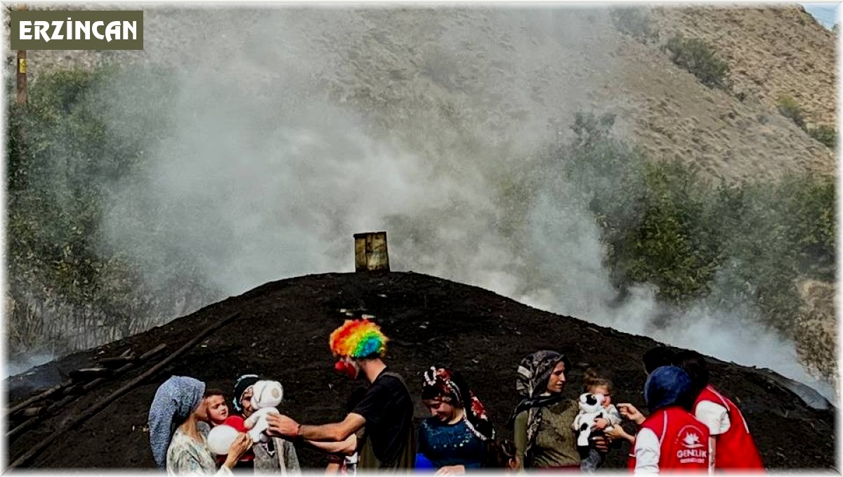 Ekmeklerini ateş ve külden çıkaran Torlakçıların çocukları palyaçoya bürünen ağabeyleriyle mutlu bir gün geçirdi