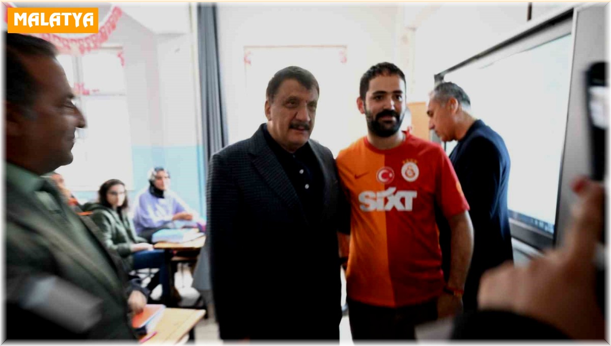 EKPSS kursiyerlerine ek kaynak kitapları dağıtıldı