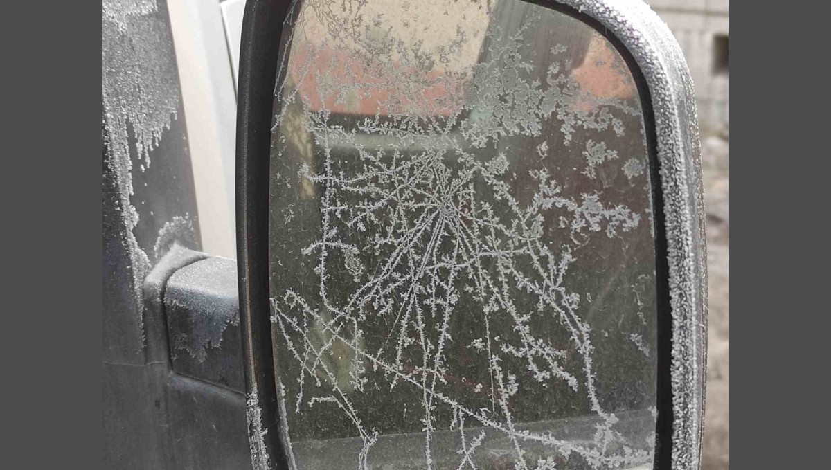 Eksi 17 dereceyi gören kentte araç camları buz tuttu