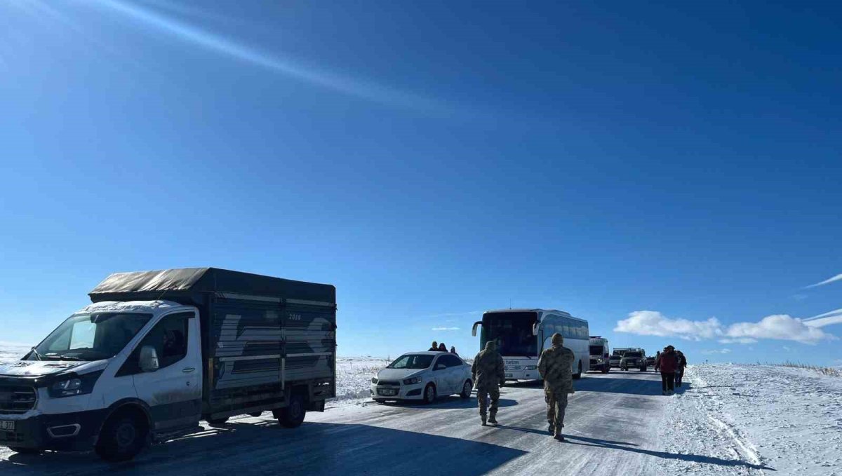Eksi 30'a düşen sıcaklıklarda buz pistine dönen yolda araçlar mahsur kaldı