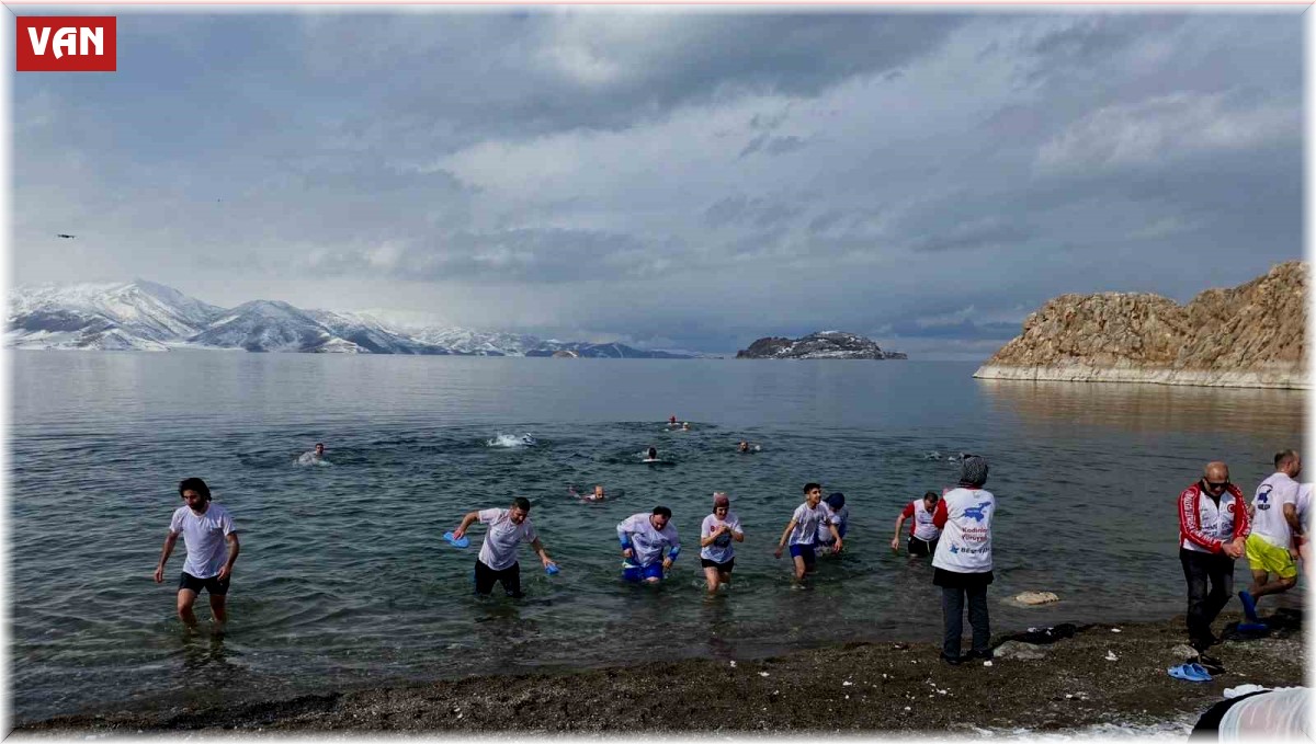 Eksi 5 derecede Van Gölü'nün serin sularına girdiler