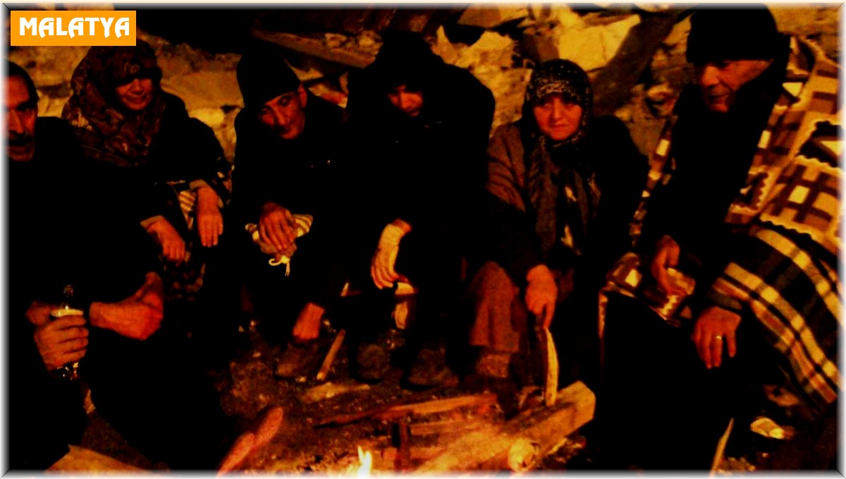 Eksi 9 derecede enkaz bölgesinde ateş başında bekliyorlar