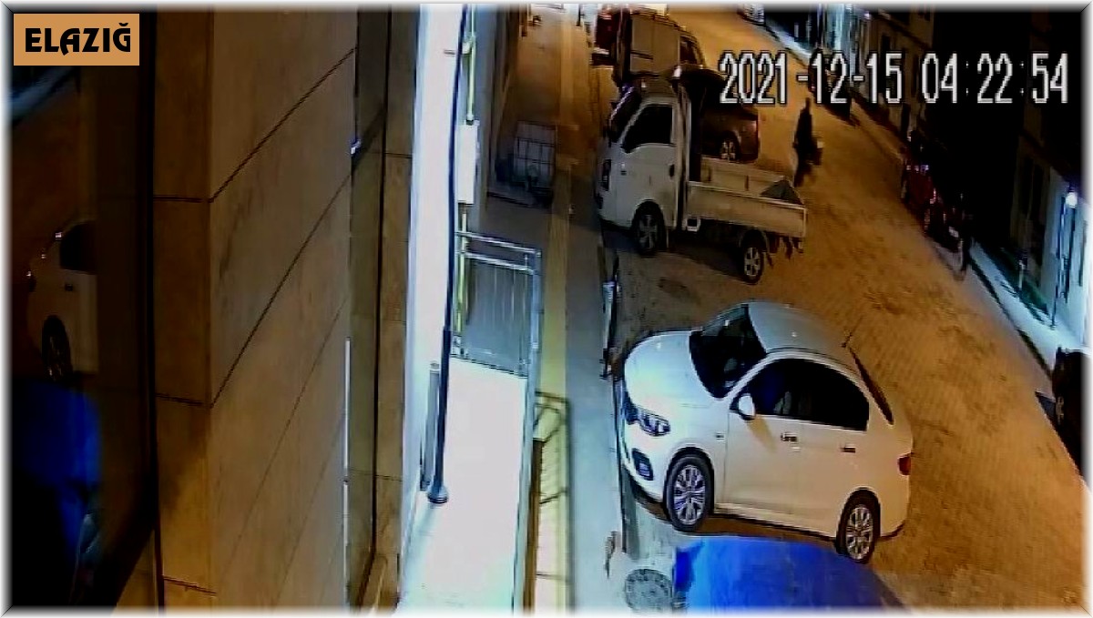 El arabasını iş yerinin önüne çektiler, ne var ne yok çalıp kaçtılar