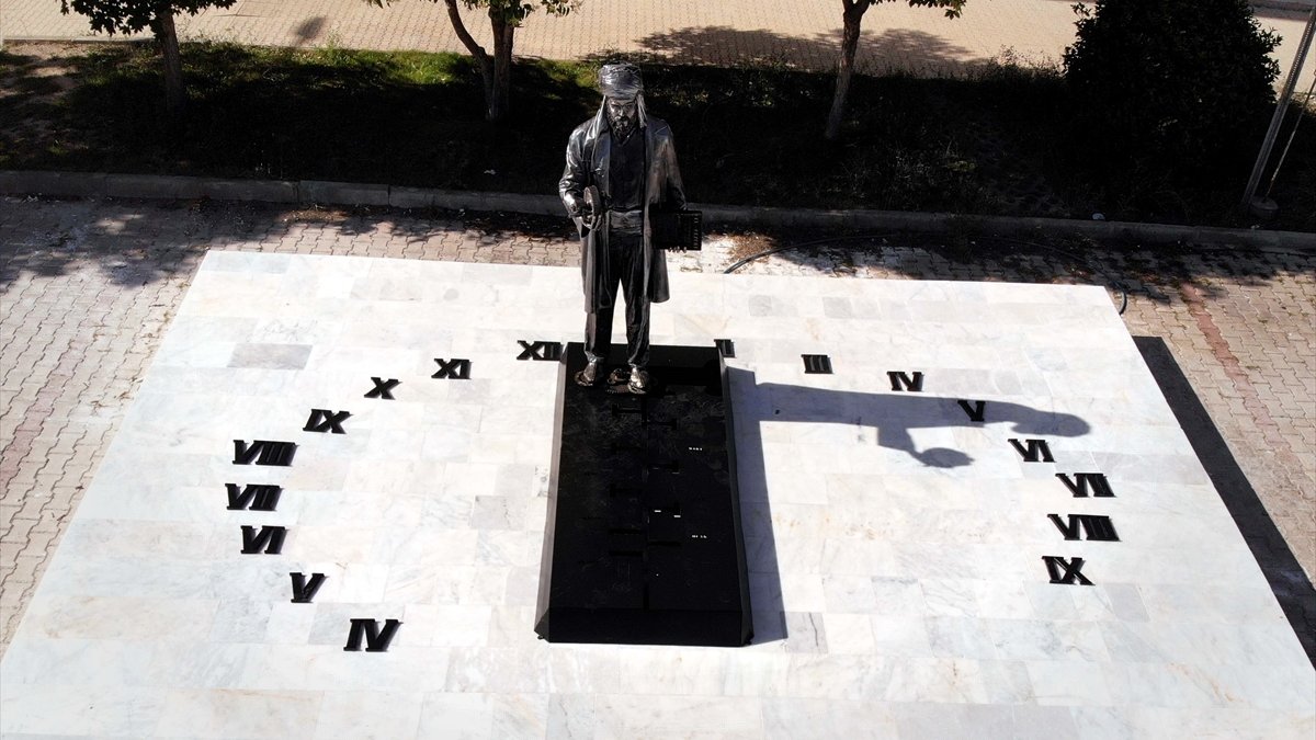 El Cezeri heykelli güneş saati üniversite kampüsünde zamanı gösteriyor