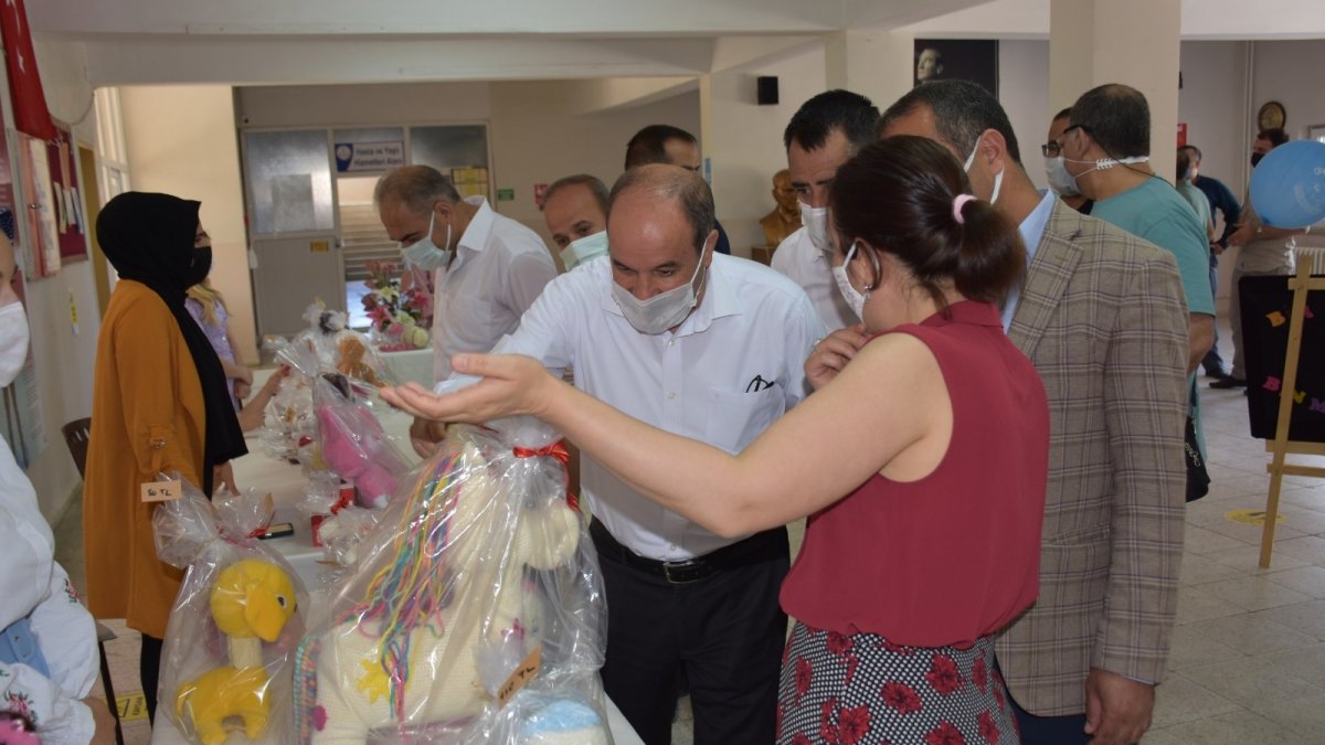 El emeği ürünler, öğrenciler için satışa sunuldu