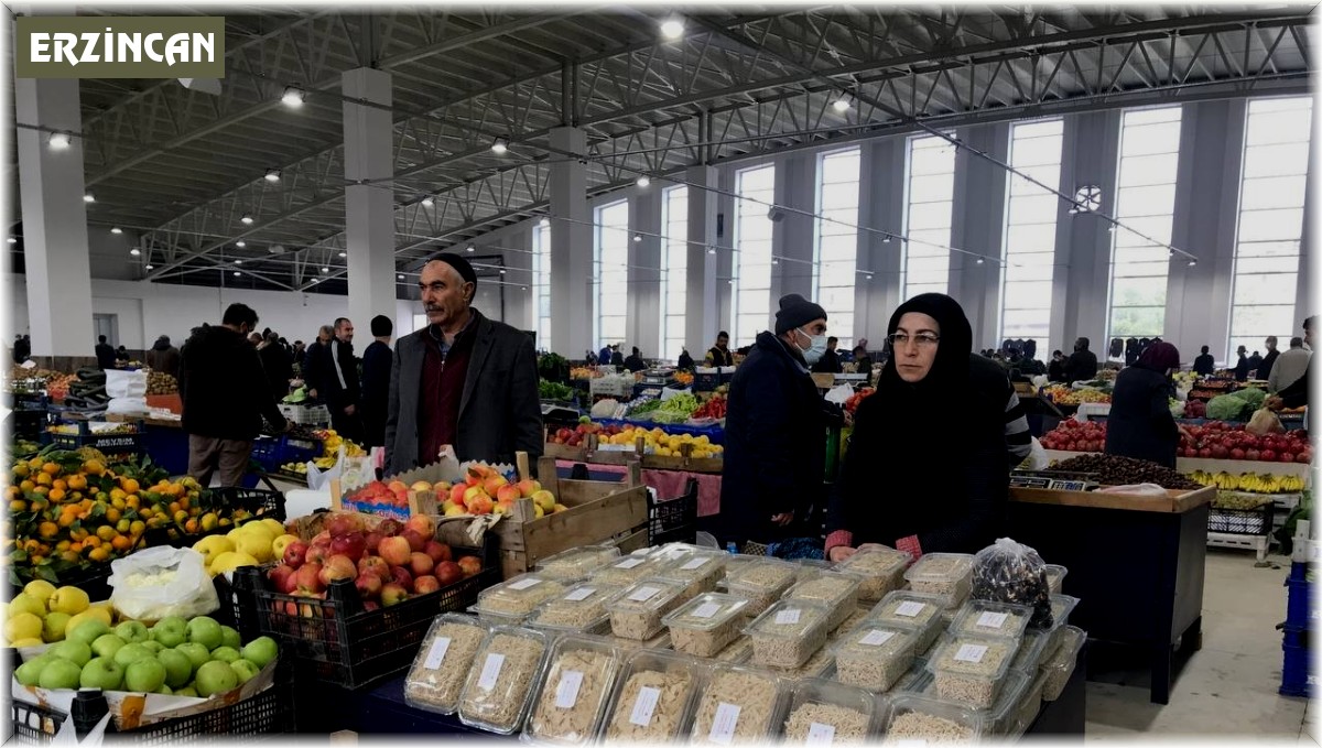 El emeği ürünlerini pazarda satan kadın esnaf aile ekonomisine katkı sağlıyor