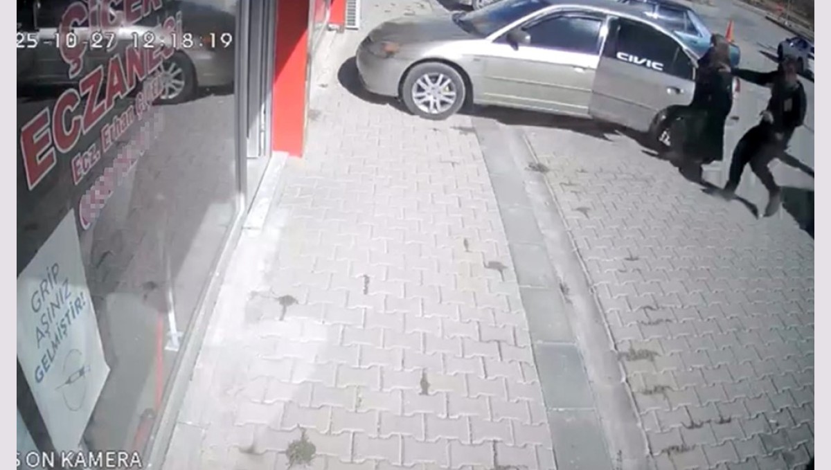 El freni çekilmeyen araç eczaneye girdi