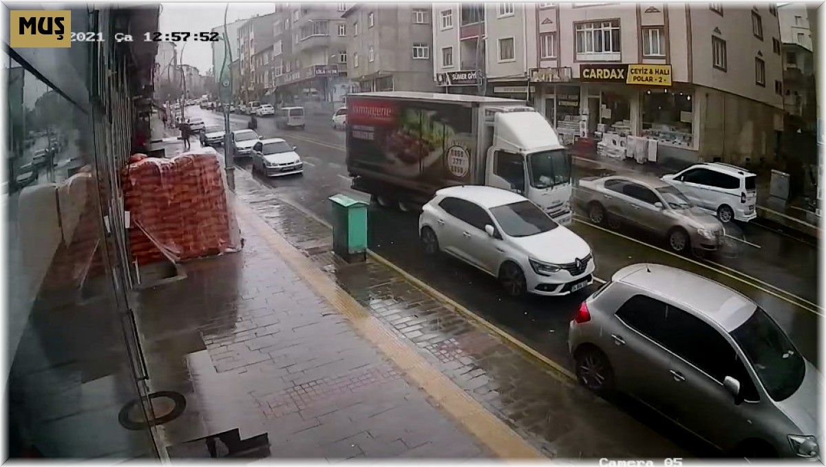 El freni çekilmeyen kamyonet 15 araca hasar verdi