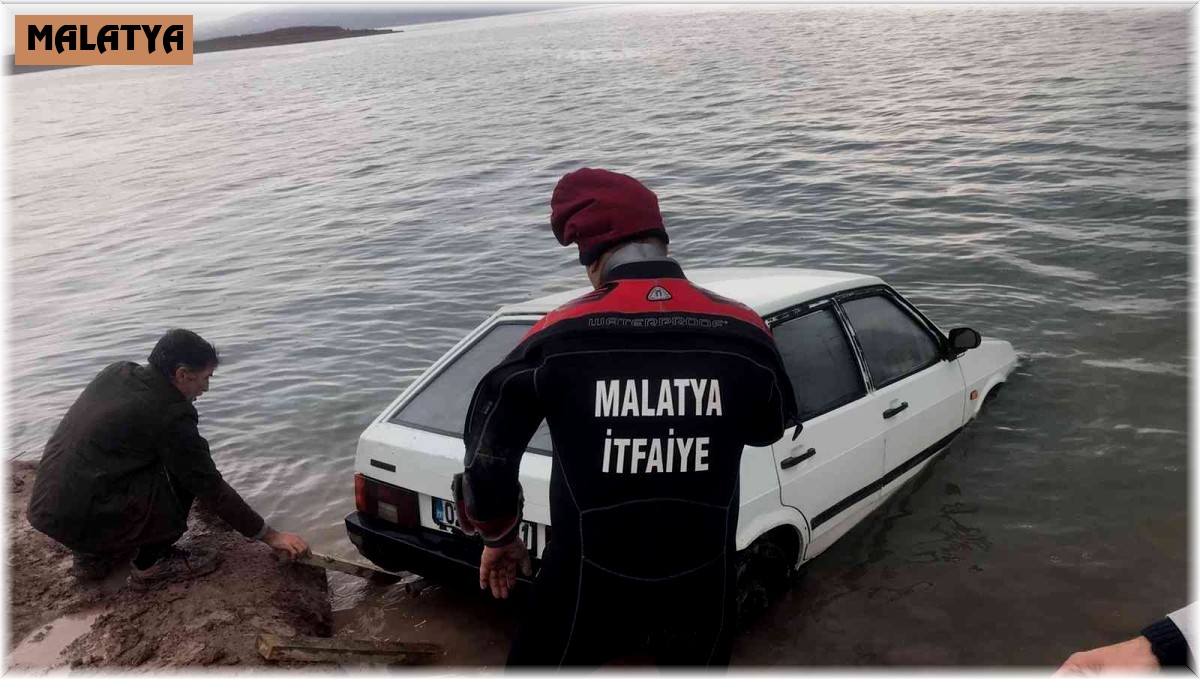 El freni çekilmeyen otomobil baraja uçtu