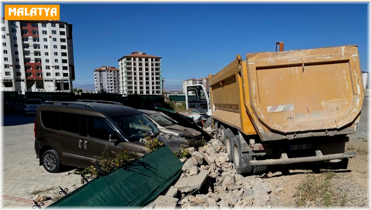 El frenini çekmeyi unuttuğu kamyonu park halindeki araçların arasına daldı